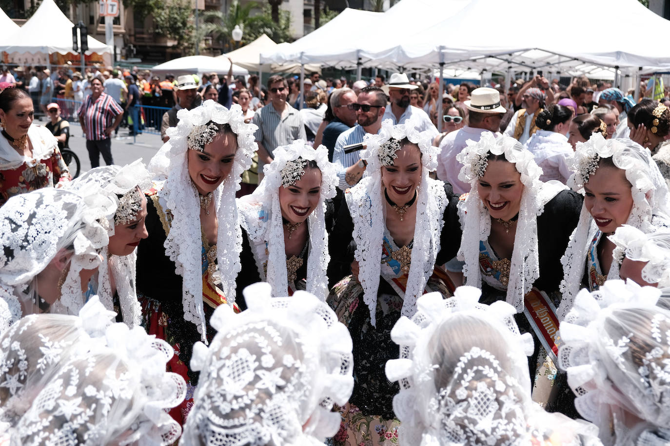 Calurosa y atronadora mascletà en Alicante en el día de la Cremà