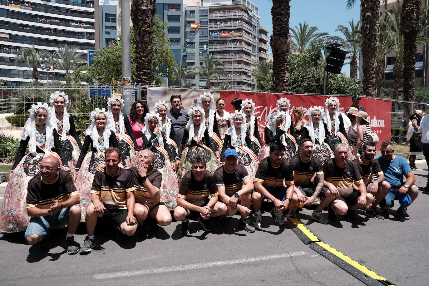 Calurosa y atronadora mascletà en Alicante en el día de la Cremà