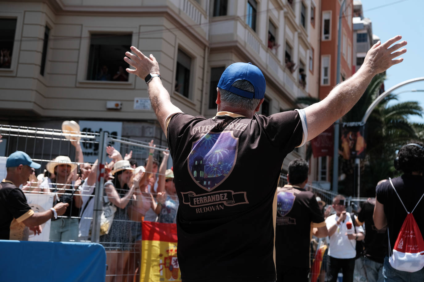 Calurosa y atronadora mascletà en Alicante en el día de la Cremà