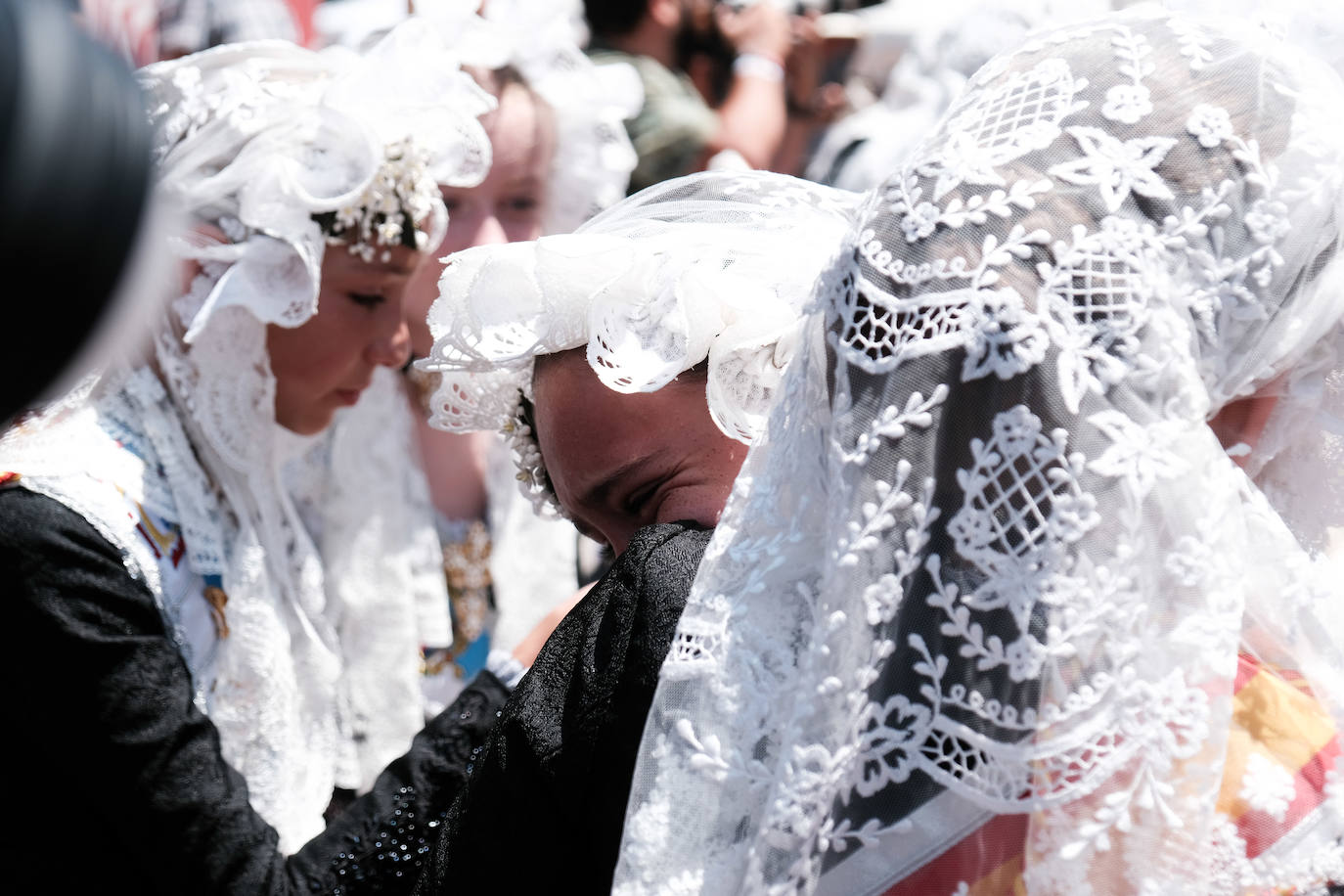 Calurosa y atronadora mascletà en Alicante en el día de la Cremà