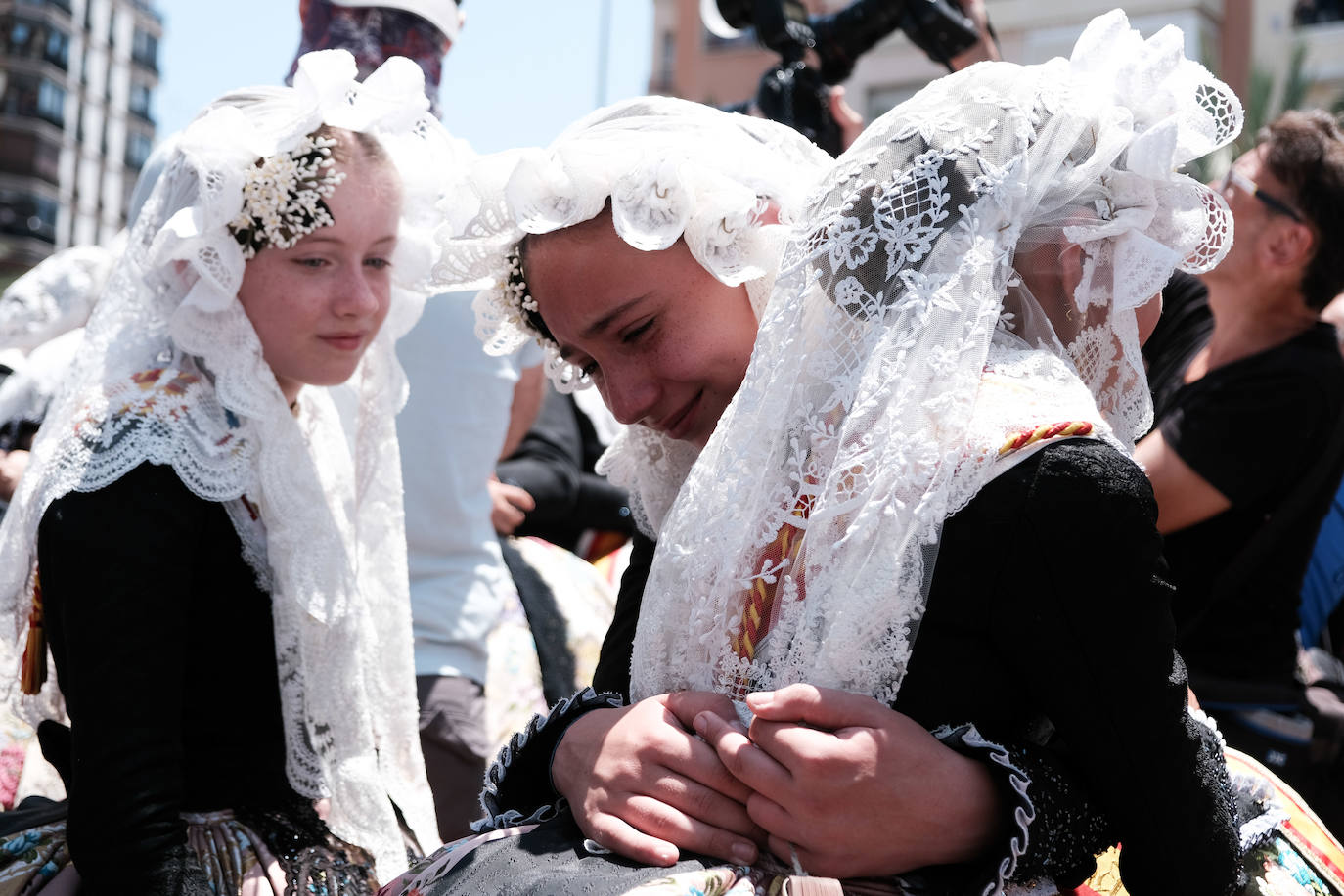 Calurosa y atronadora mascletà en Alicante en el día de la Cremà
