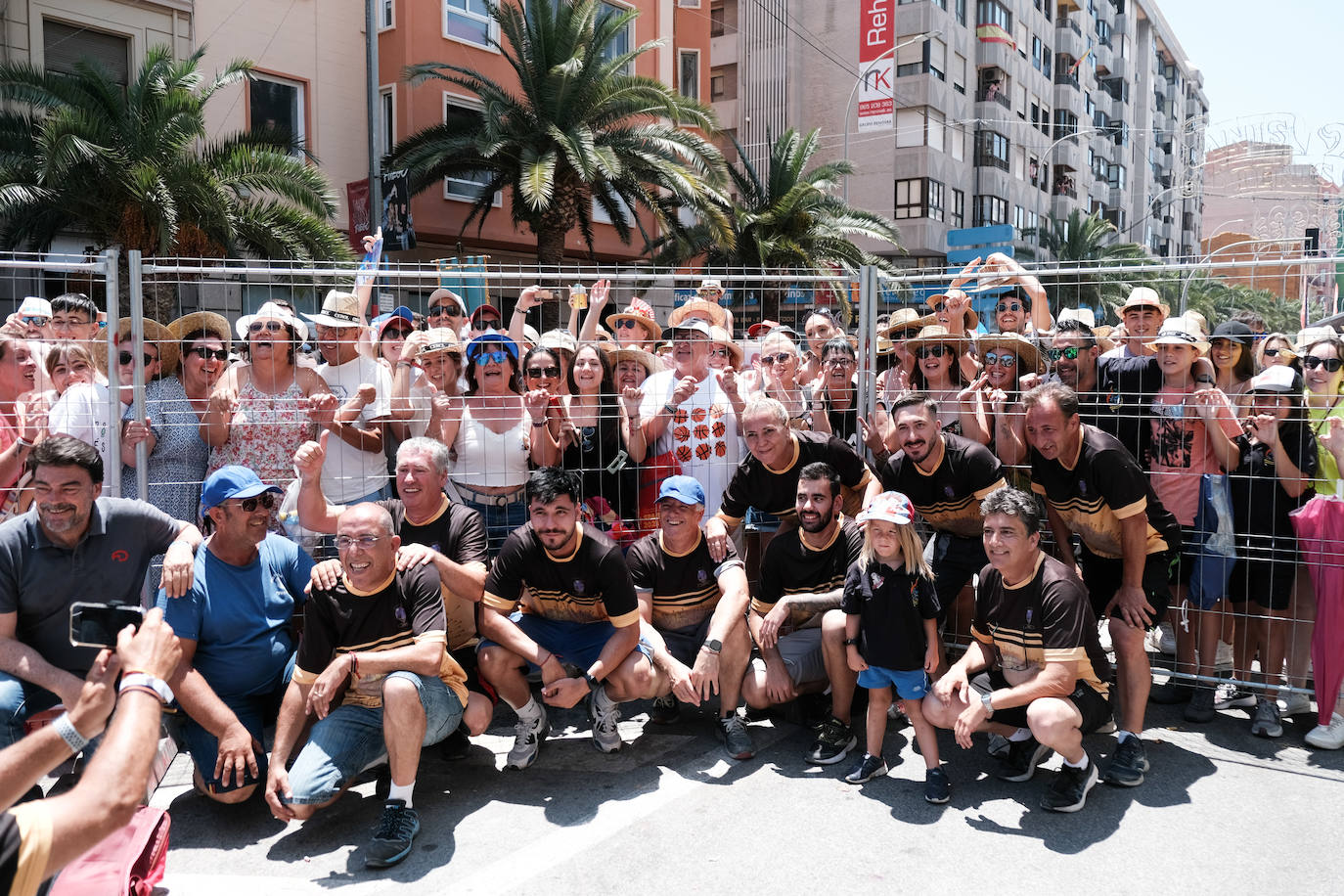 Calurosa y atronadora mascletà en Alicante en el día de la Cremà