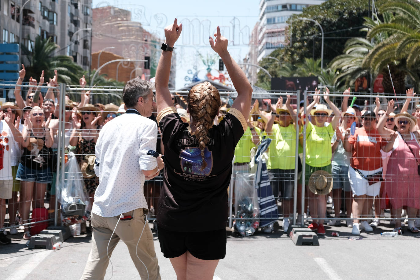 Calurosa y atronadora mascletà en Alicante en el día de la Cremà