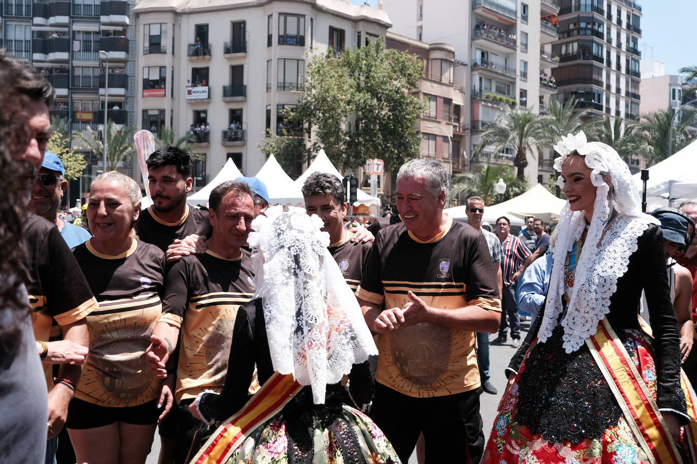 Calurosa y atronadora mascletà en Alicante en el día de la Cremà