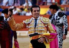 Emilio de Justo con la oreja del segundo de la corrida de este sábado en la Plaza de Toros de Alicante.