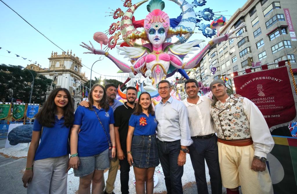 La plana mayor del PP junto a festers frente a la hoguera ganadora de este año.