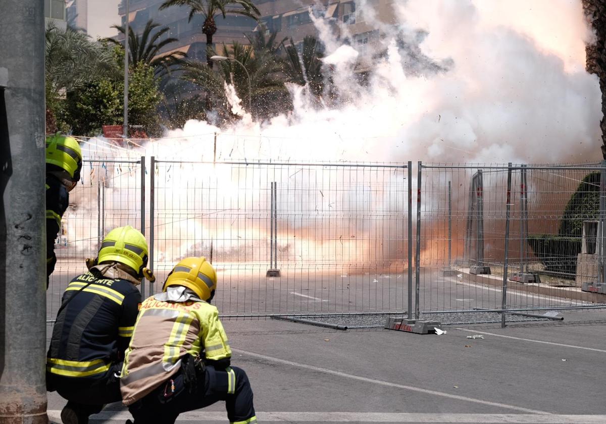 Momento del disparo de la mascletà de Ferrandez.