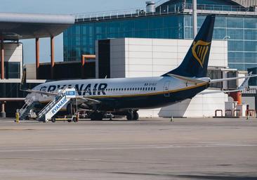 Un avión llega a Alicante con treinta pasajeros ebrios y agresivos