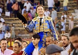 Rafaelillo saliendo a hombros de la Plaza de Toros de Alicante.