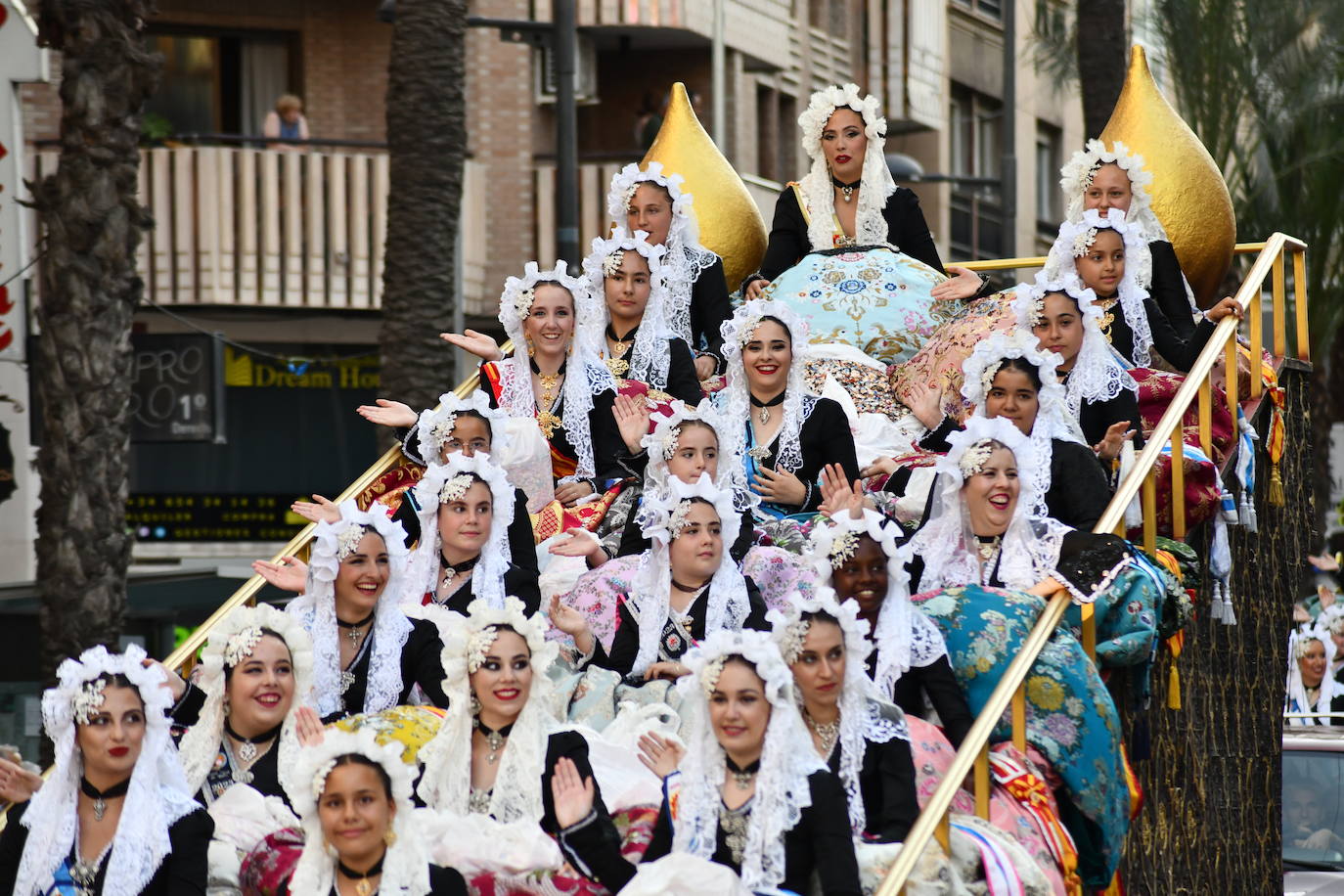 El coso multicolor llena Alicante de confeti después de una década