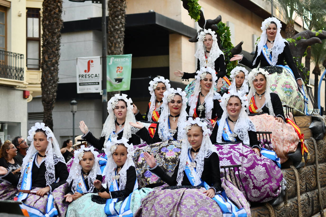 El coso multicolor llena Alicante de confeti después de una década