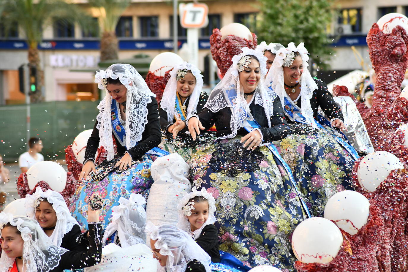 El coso multicolor llena Alicante de confeti después de una década