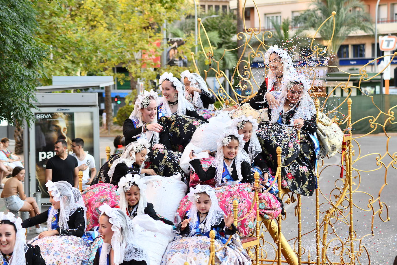 El coso multicolor llena Alicante de confeti después de una década