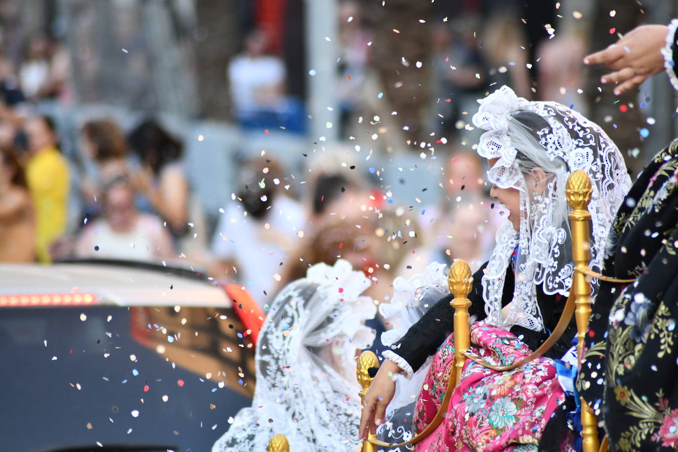 El coso multicolor llena Alicante de confeti después de una década