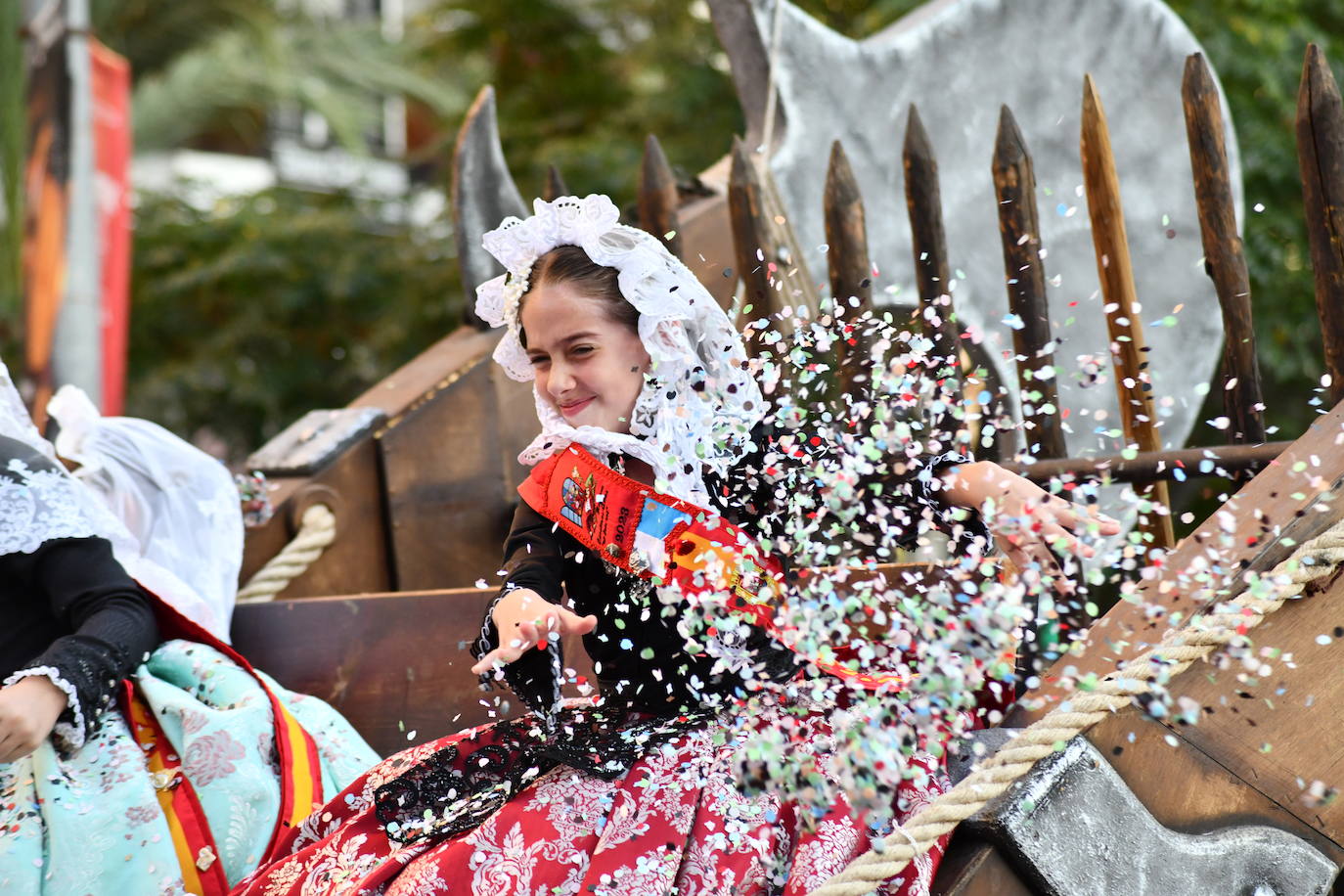 El coso multicolor llena Alicante de confeti después de una década