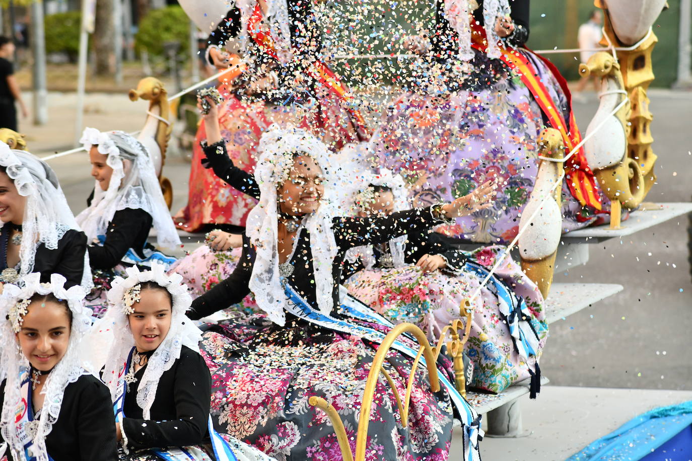 El coso multicolor llena Alicante de confeti después de una década