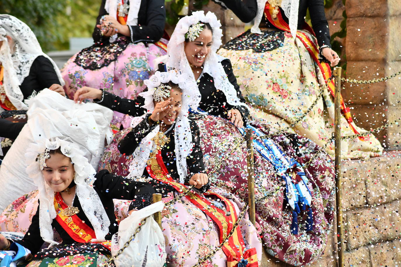 El coso multicolor llena Alicante de confeti después de una década