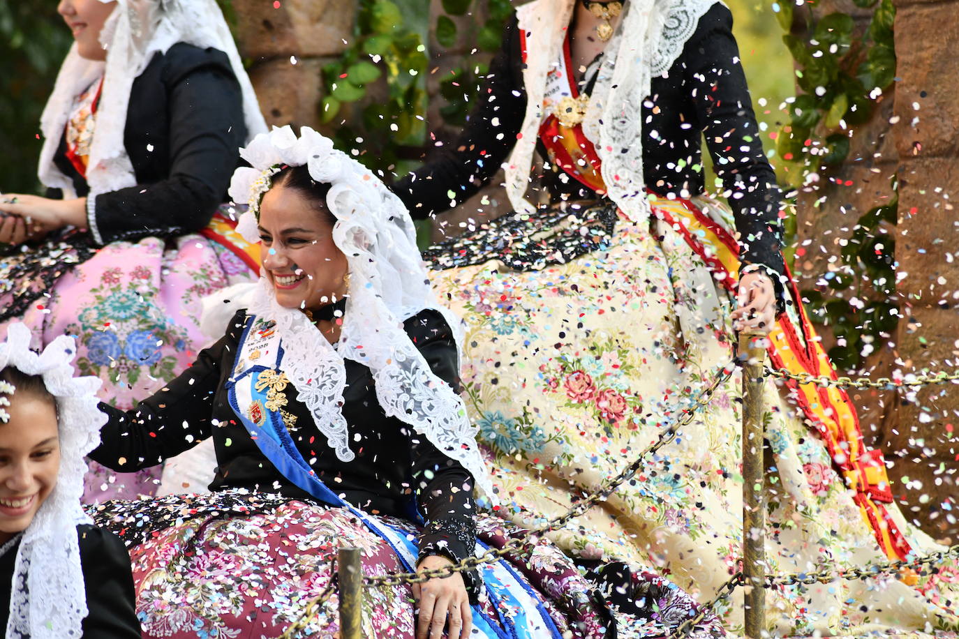 El coso multicolor llena Alicante de confeti después de una década