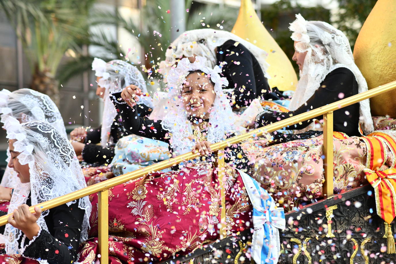 El coso multicolor llena Alicante de confeti después de una década