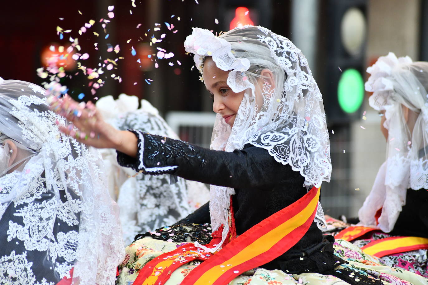 El coso multicolor llena Alicante de confeti después de una década