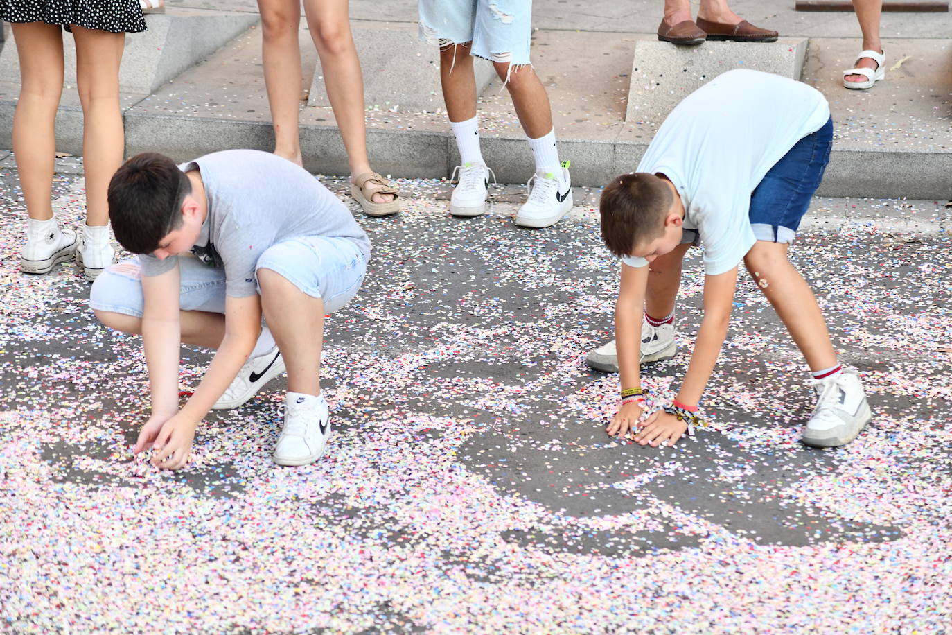 El coso multicolor llena Alicante de confeti después de una década