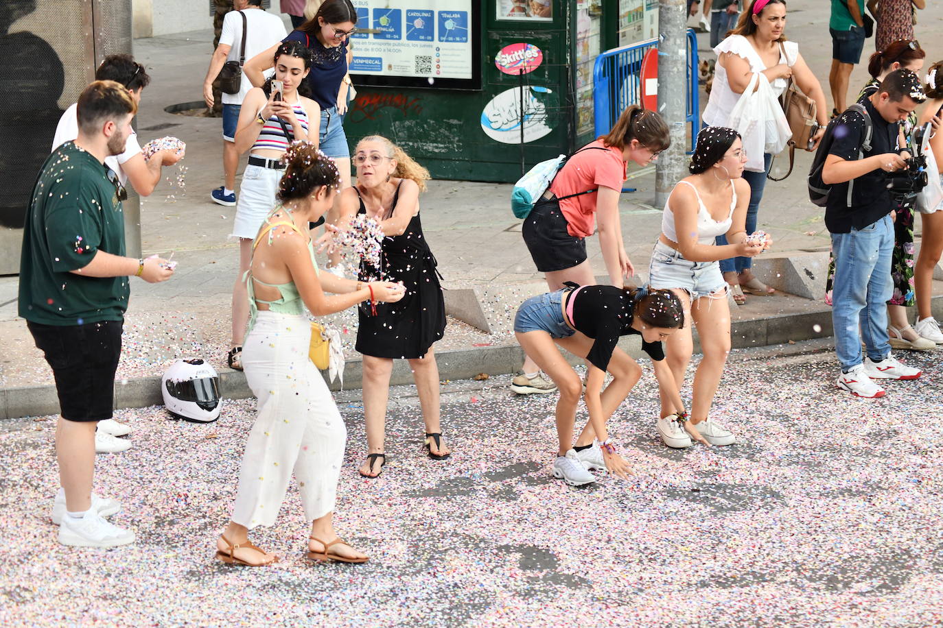 El coso multicolor llena Alicante de confeti después de una década