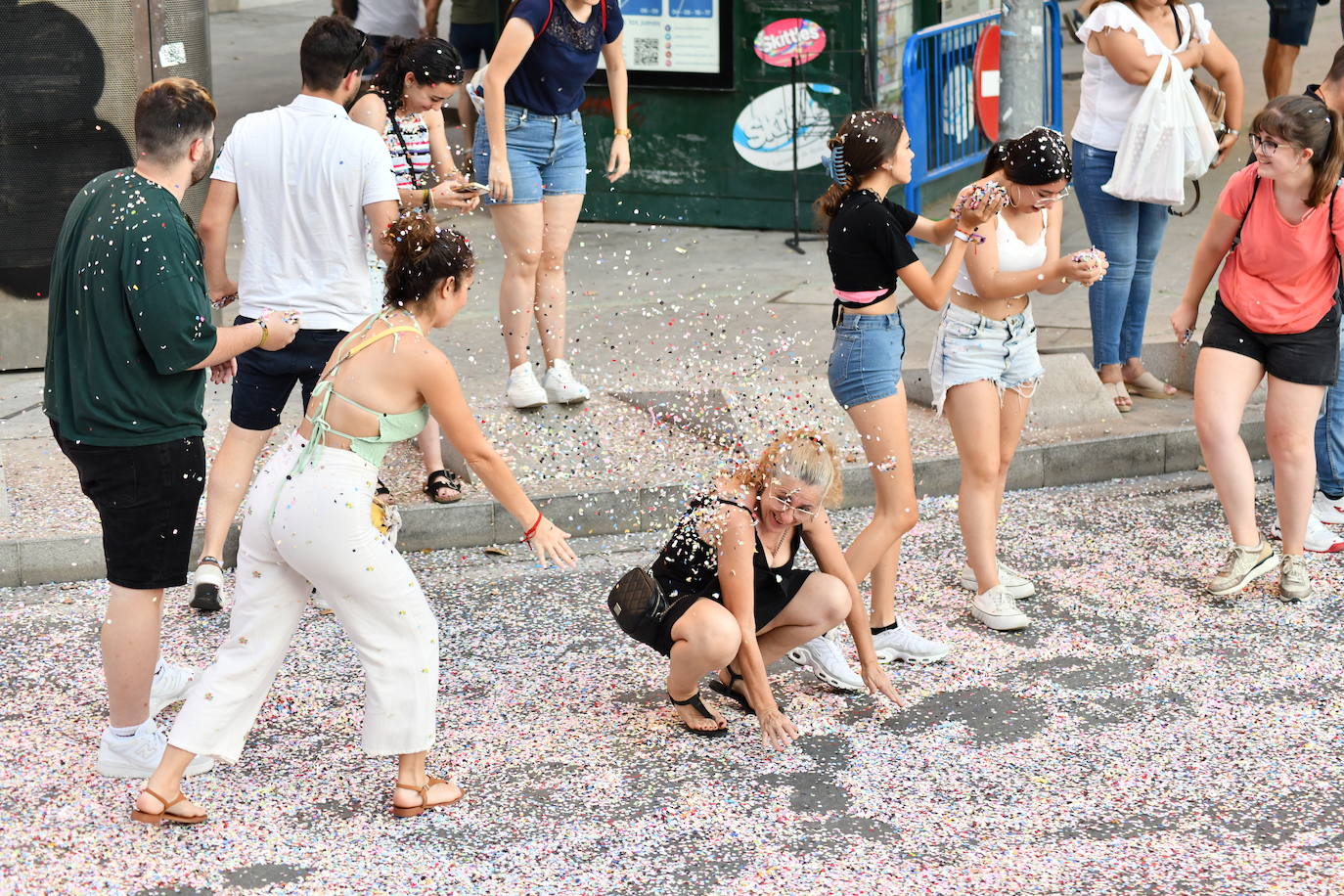 El coso multicolor llena Alicante de confeti después de una década