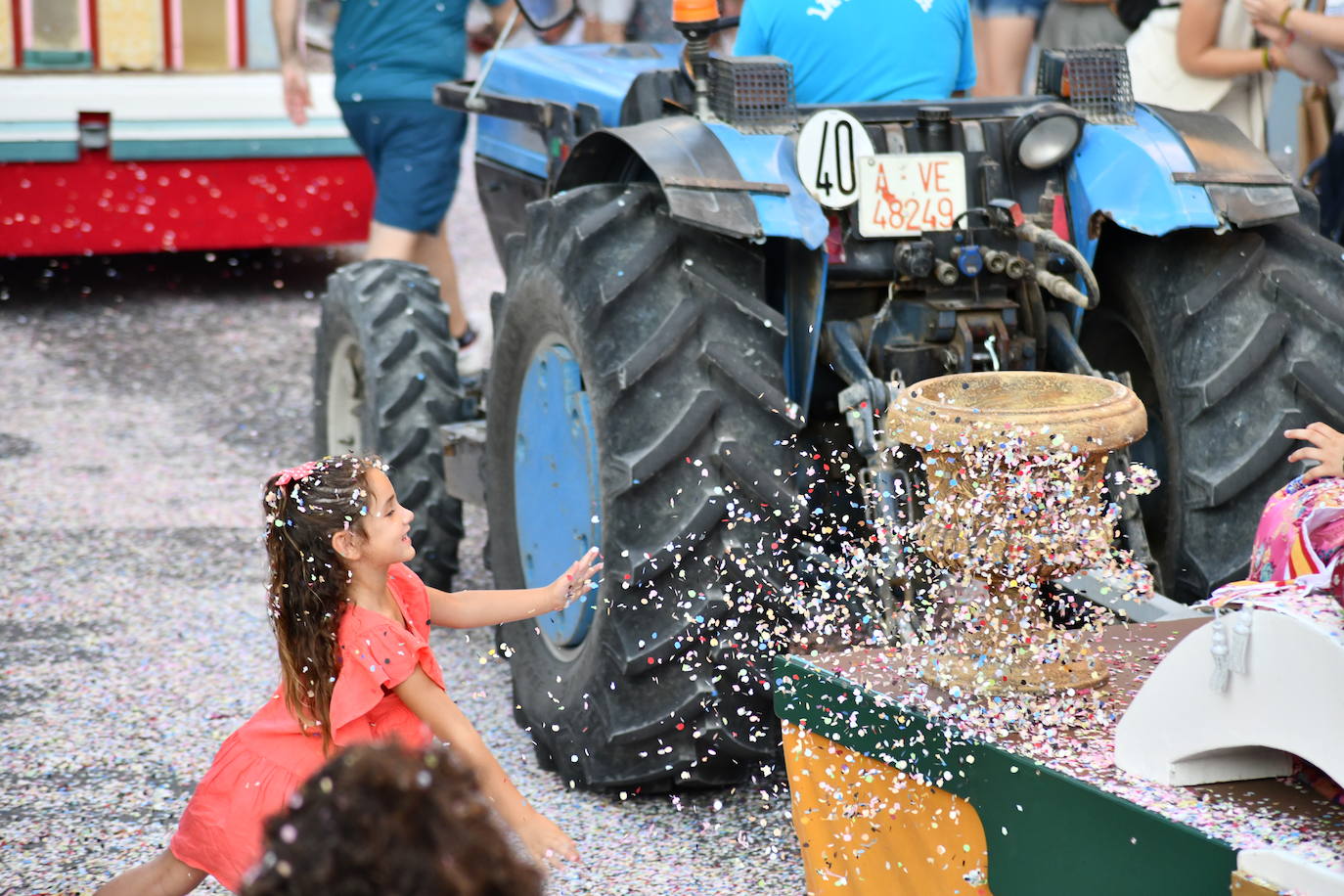 El coso multicolor llena Alicante de confeti después de una década