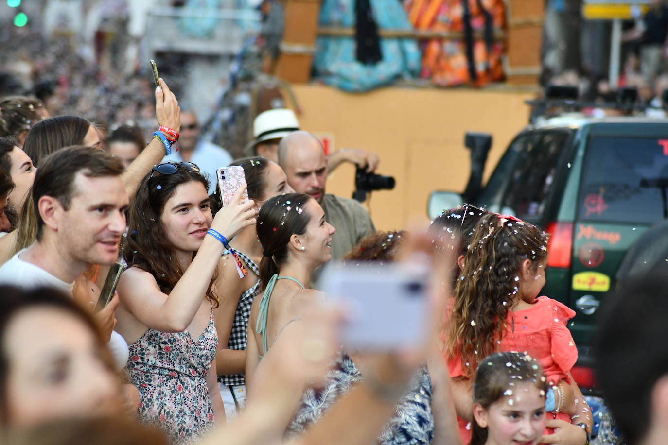 El coso multicolor llena Alicante de confeti después de una década