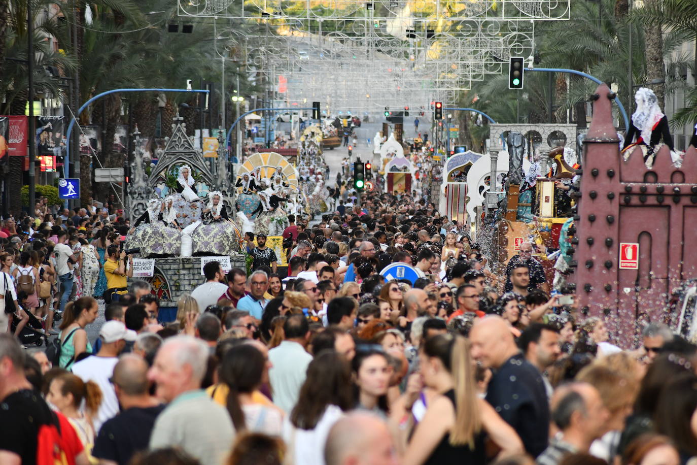 El coso multicolor llena Alicante de confeti después de una década