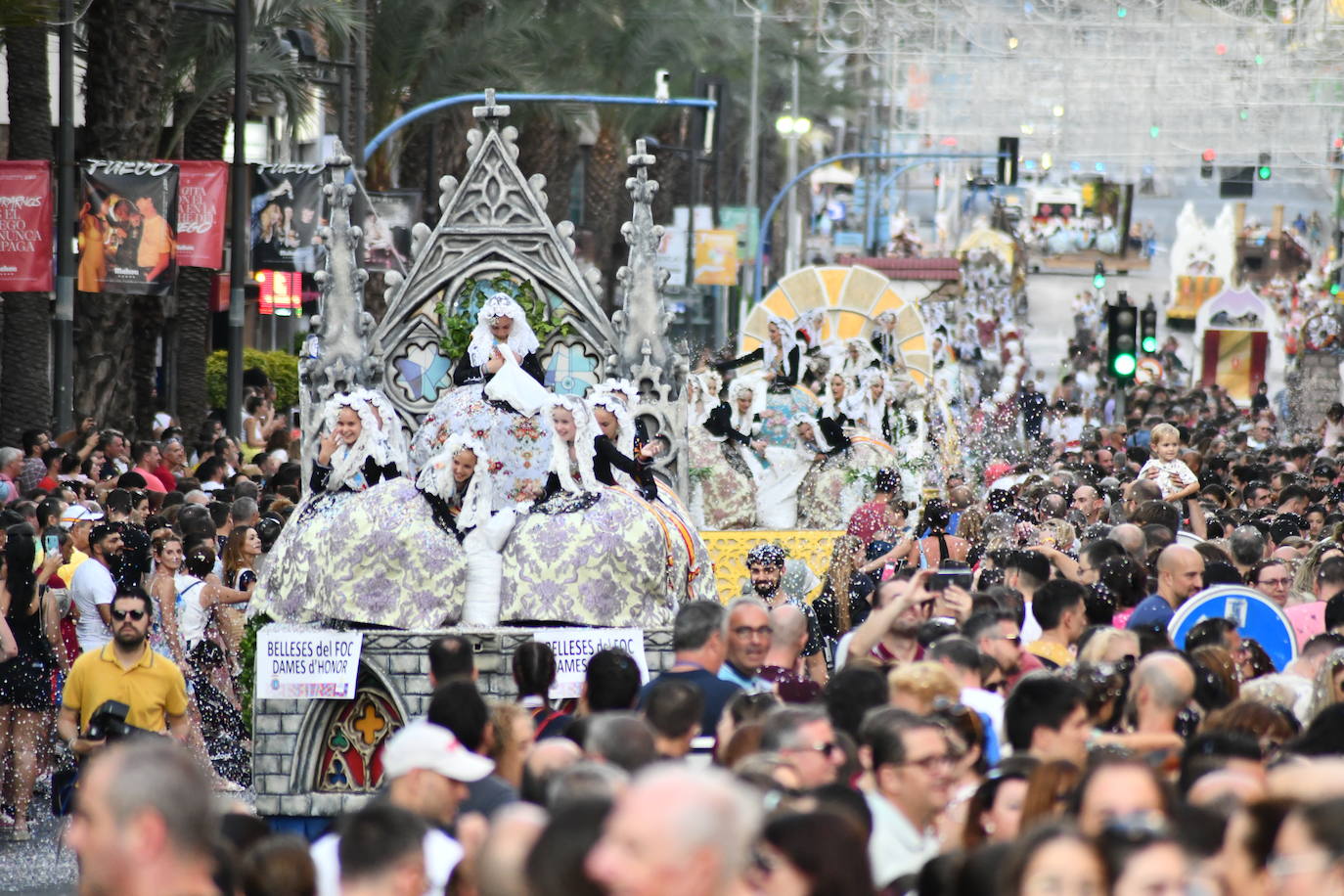 El coso multicolor llena Alicante de confeti después de una década