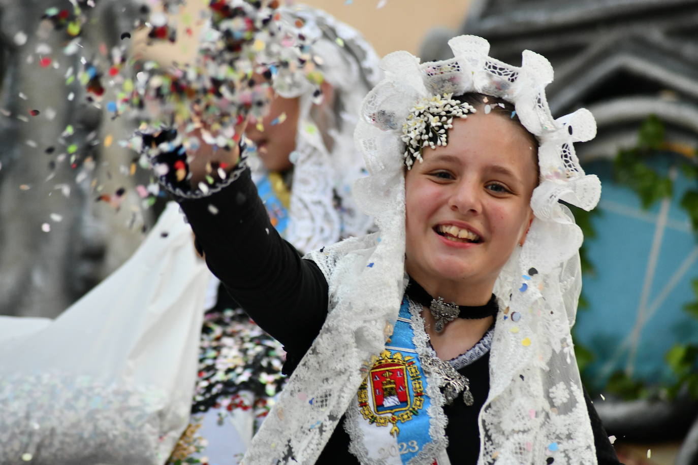 El coso multicolor llena Alicante de confeti después de una década