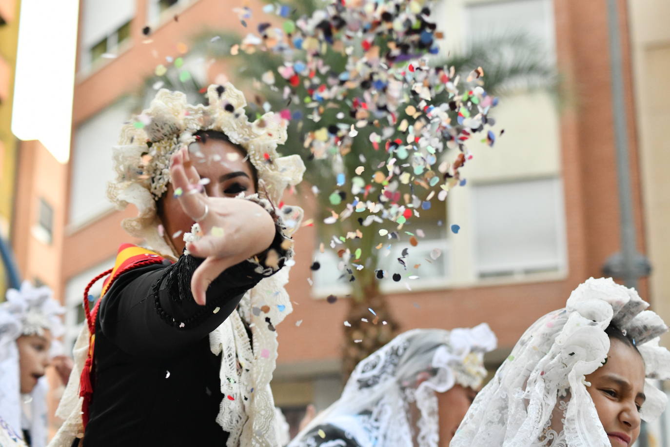 El coso multicolor llena Alicante de confeti después de una década