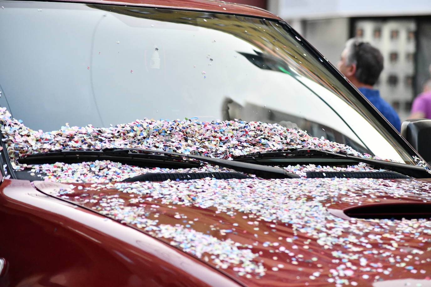 El coso multicolor llena Alicante de confeti después de una década