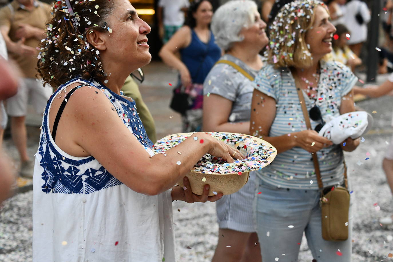 El coso multicolor llena Alicante de confeti después de una década