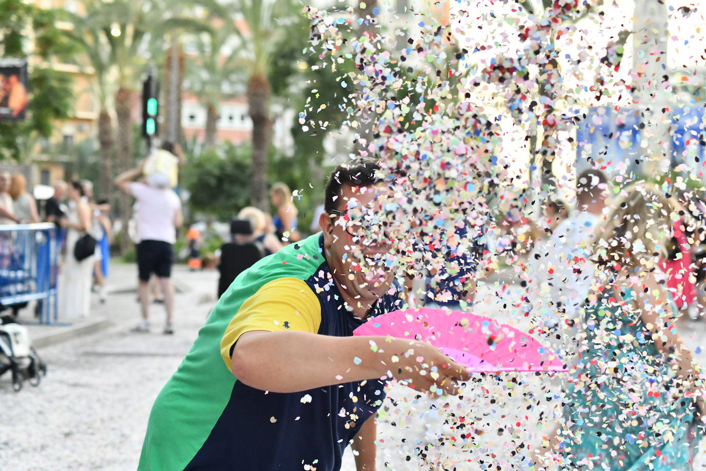 El coso multicolor llena Alicante de confeti después de una década