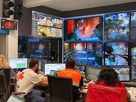 Parte del personal movilizado para controlar la seguridad de la Cremà.