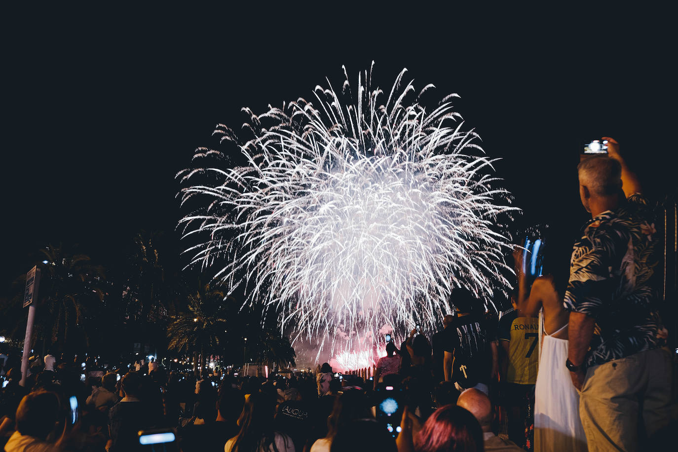 La primera noche de fuegos ilumina Alicante