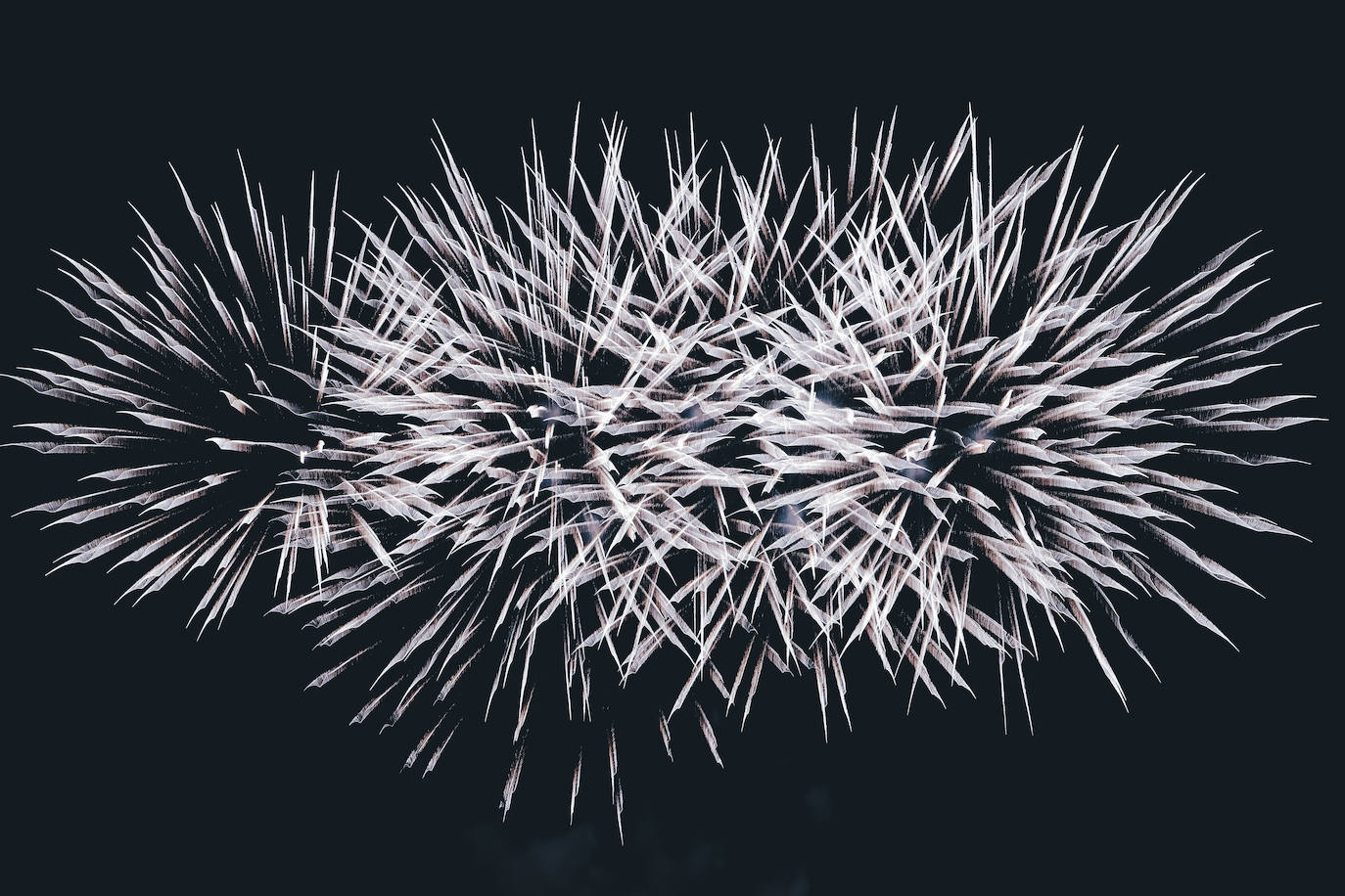 La primera noche de fuegos ilumina Alicante