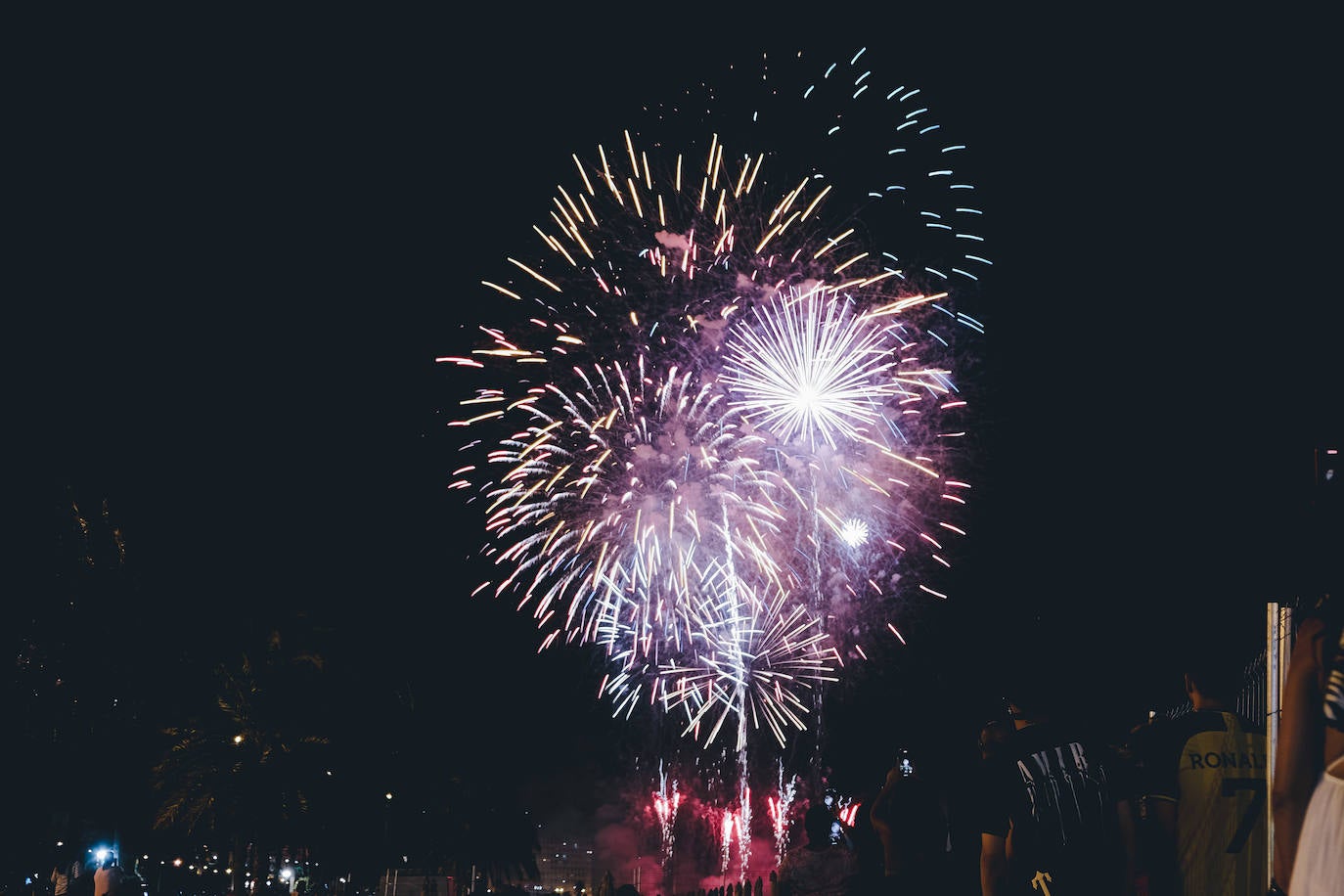 La primera noche de fuegos ilumina Alicante