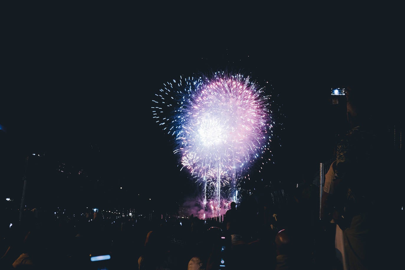 La primera noche de fuegos ilumina Alicante