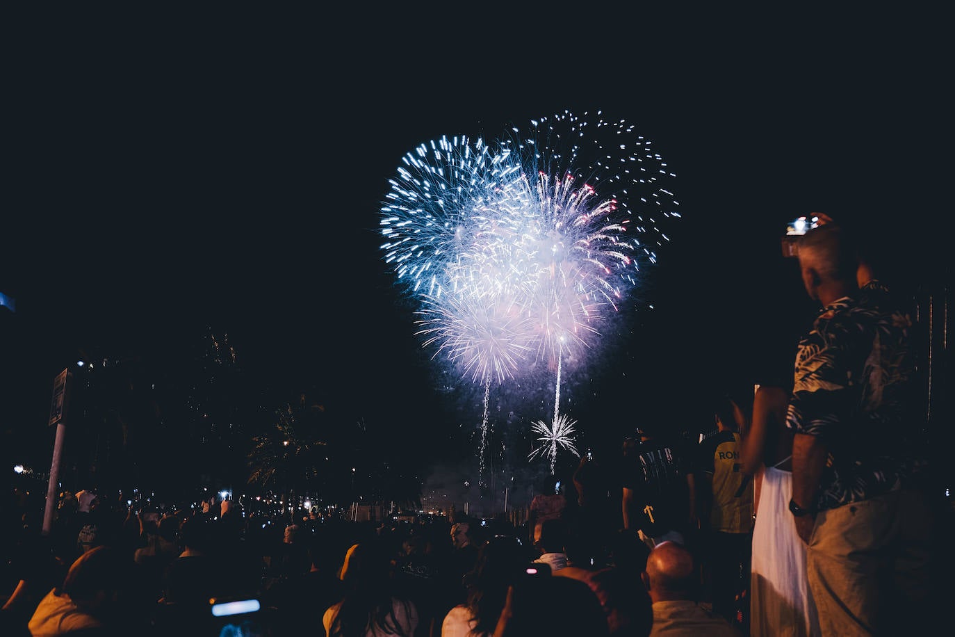 La primera noche de fuegos ilumina Alicante