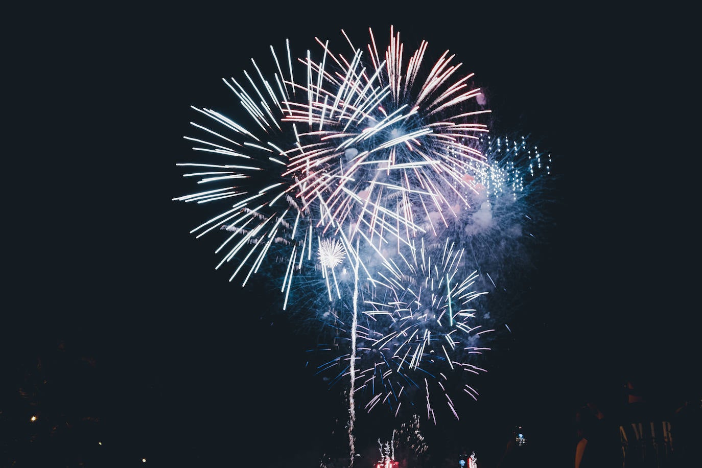 La primera noche de fuegos ilumina Alicante