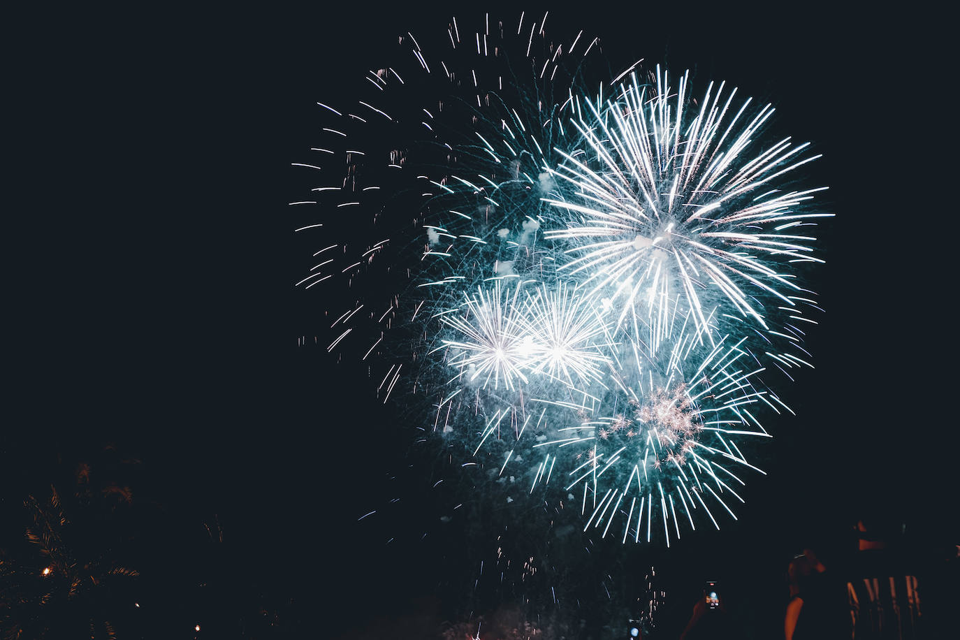 La primera noche de fuegos ilumina Alicante