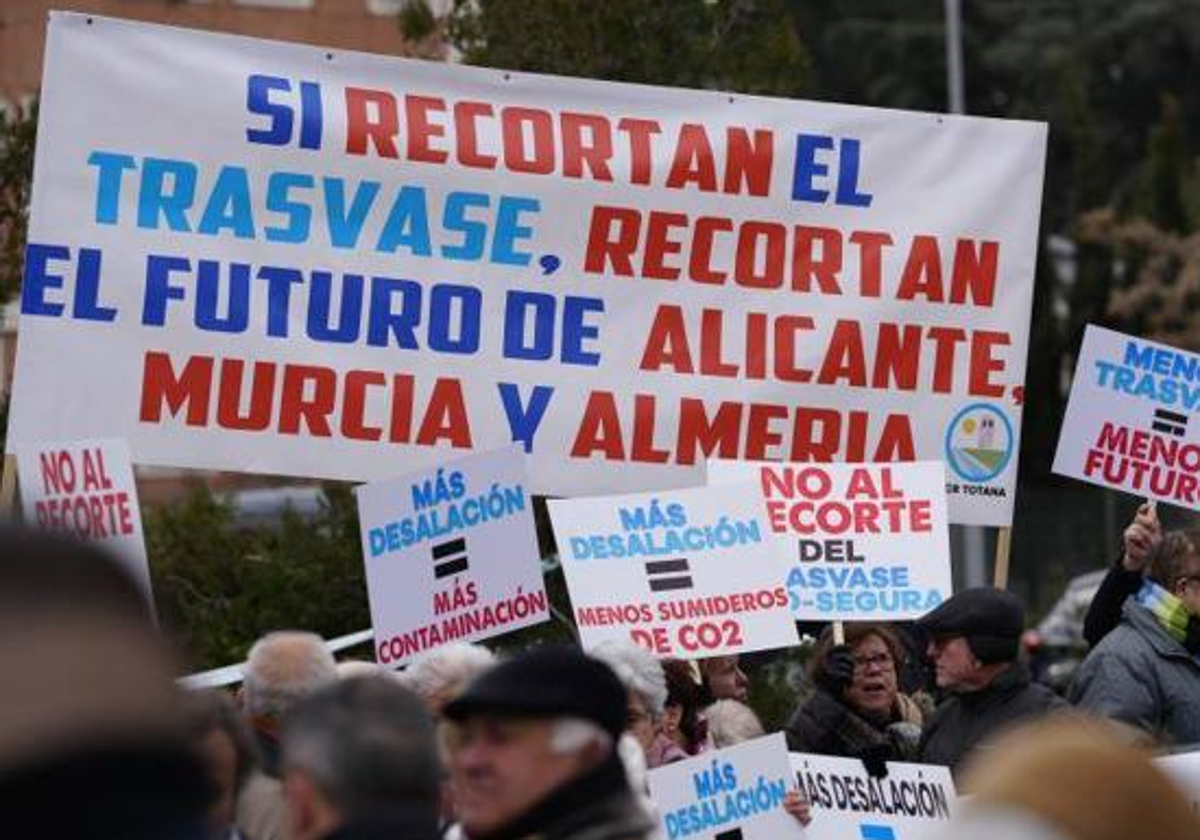 Manifestación de regantes ante las puertas de la Moncloa el pasado febrero.