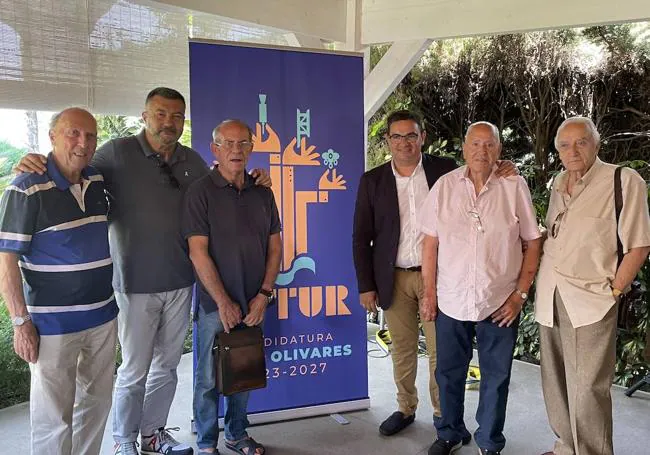 Cinco expresidentes de la Federació arropan a Olivares.