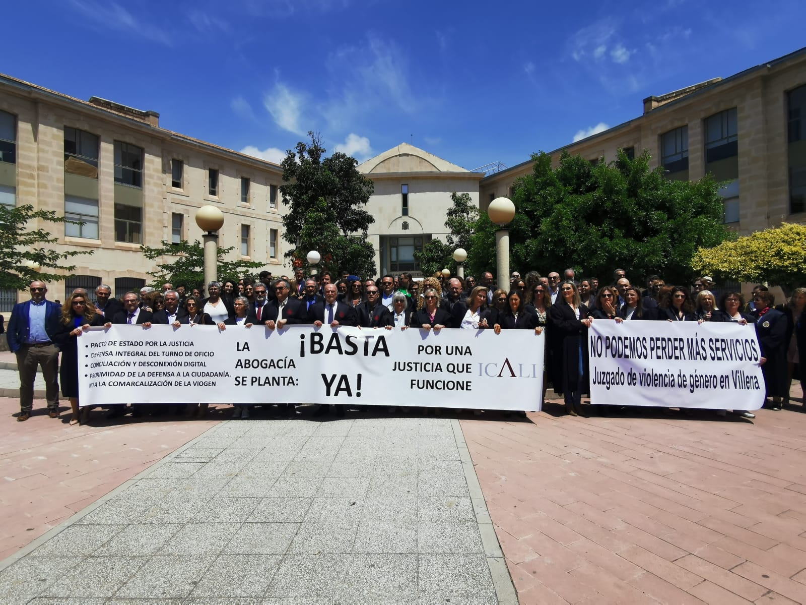Imagen de la concentración de Icali frente al Palacio de Justicia de Benalúa.