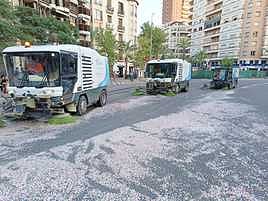 Barredoras recogen confeti tras el coso multicolor