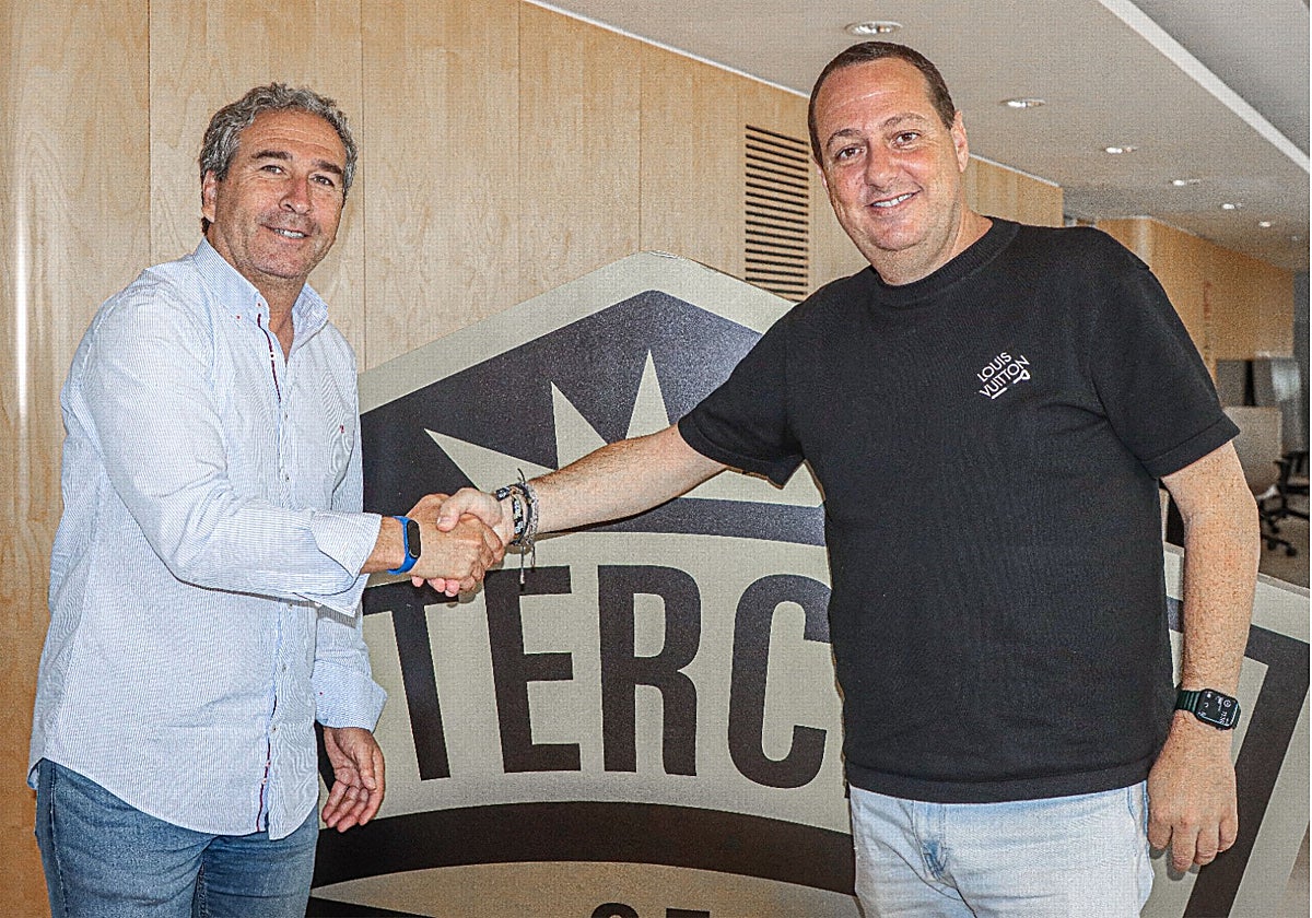 Fernando Ovidio estrecha la mano del presidente del CF Intercity Salva Martí
