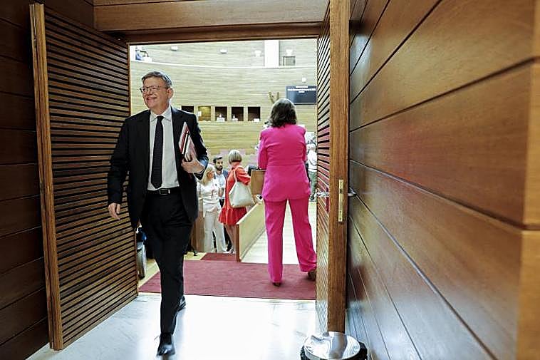 El presidente en funciones, Ximo Puig, abandona el hemiciclo tras la sesión constitutiva del nuevo parlamento autonómico.